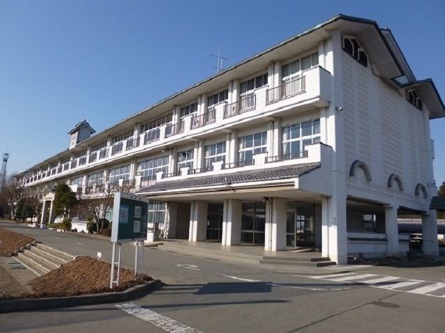 近くの真岡市立真岡西中学校まで890m（徒歩12分）