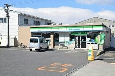 近くのファミリーマート知多寺本店まで430m（徒歩6分）