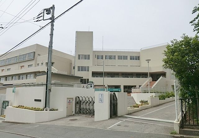 近くの厚木市立毛利台小学校まで700m（徒歩9分）
