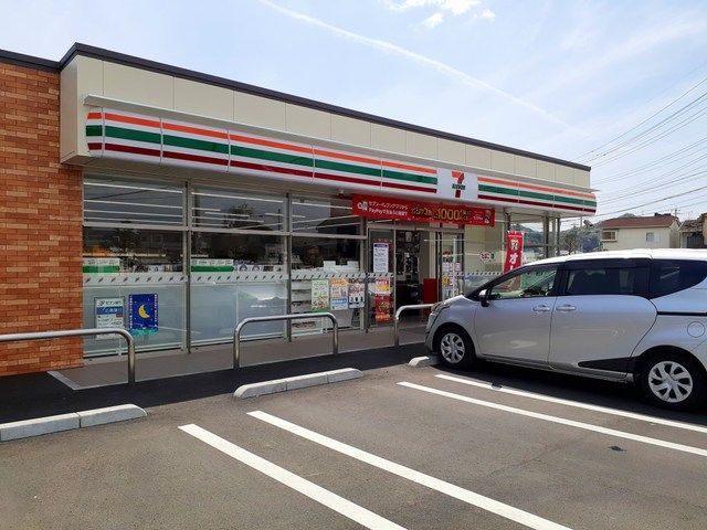 近くのコンビニまで550m（徒歩7分）