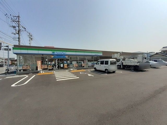 近くのファミリーマート仏生山店さんまで200m（徒歩3分）