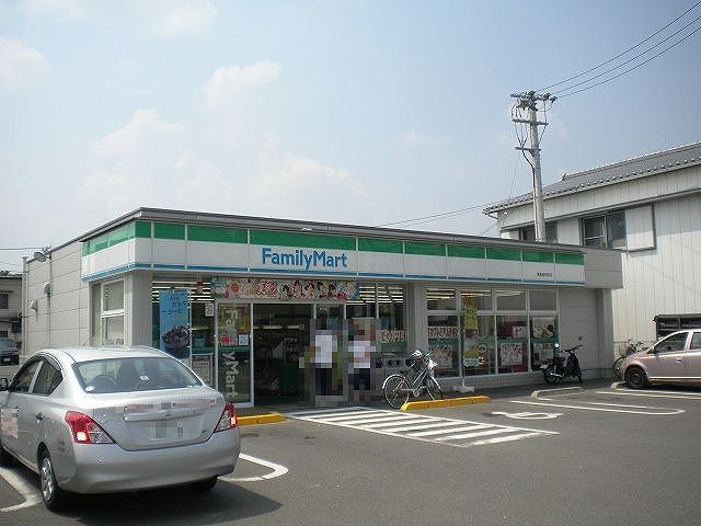 近くのファミリーマート国府店様まで800m（徒歩10分）