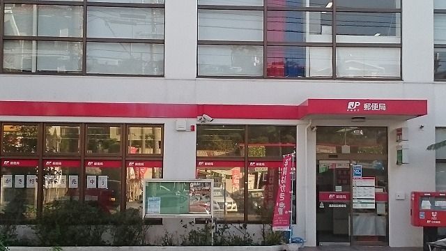 近くの浦添前田郵便局まで500m（徒歩7分）