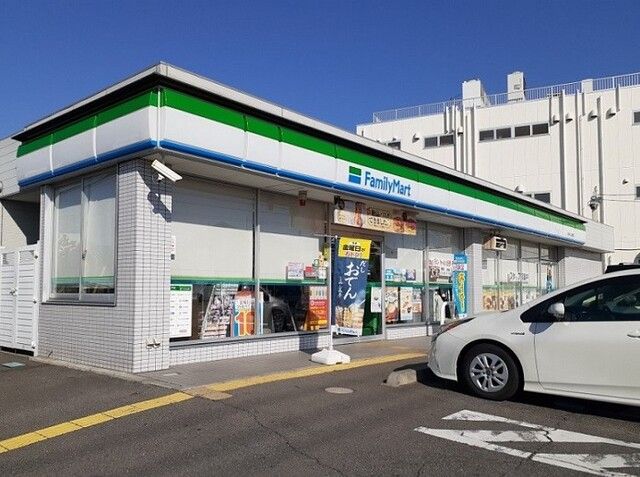 近くのファミリーマート上尾水上公園店まで610m(徒歩8分)
