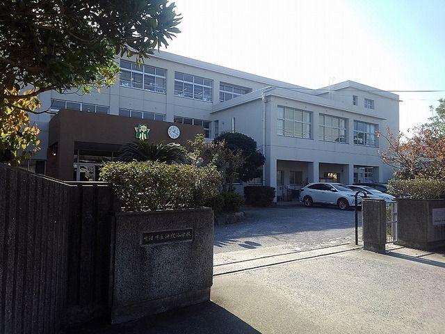 近くの中津市立沖代小学校まで1,400m(徒歩18分)