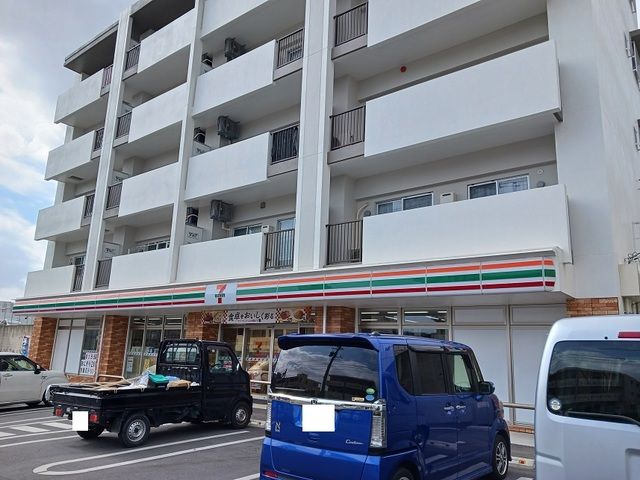 近くのセブンイレブン浦添グリーンハイまで500m(徒歩7分)