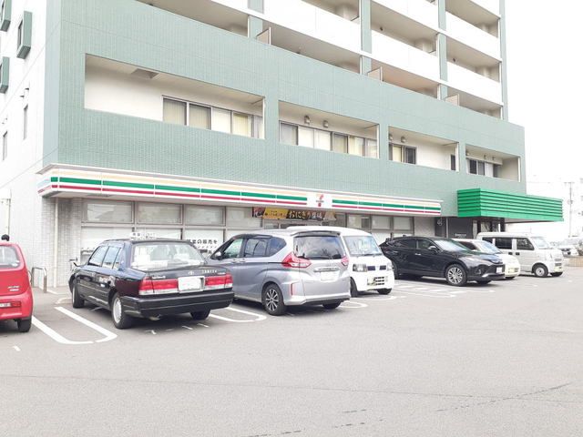 近くのセブンイレブン原田1丁目店まで300m（徒歩4分）