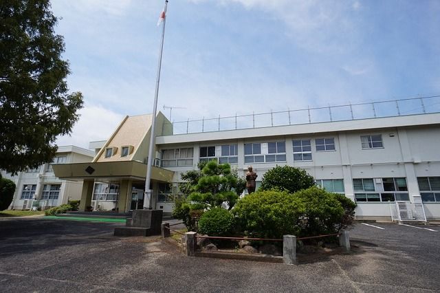 近くの小竹南小学校まで400m(徒歩5分)