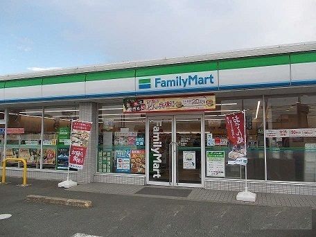 近くのファミリーマートまで500m(徒歩7分)