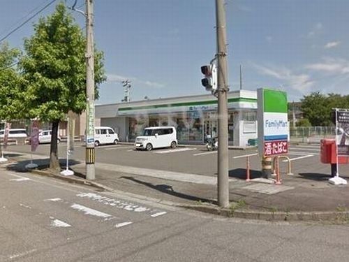 近くのファミリーマート福井北四ツ居店まで650m（徒歩9分）