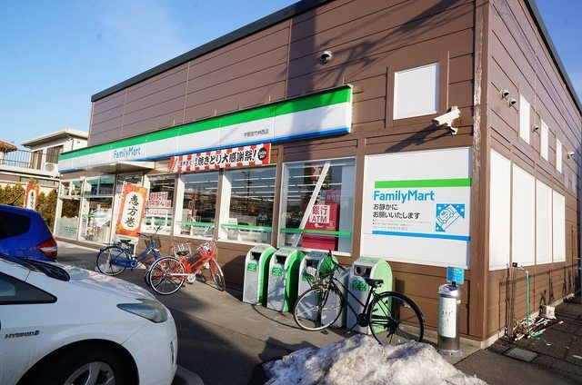 近くのコンビニまで650m（徒歩9分）