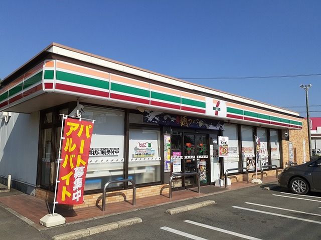 近くのセブンイレブン空港通り店まで700m（徒歩9分）