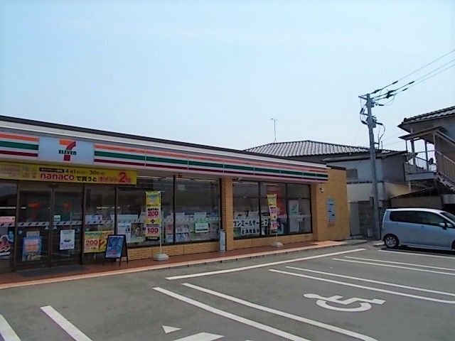 近くのコンビニまで700m（徒歩9分）