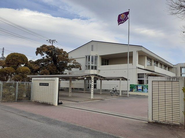 近くの市立東中学校まで350m（徒歩5分）