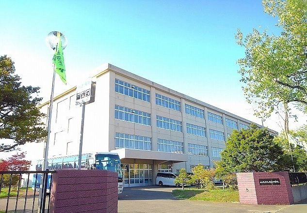 近くの厚別中学校まで1,000m（徒歩13分）