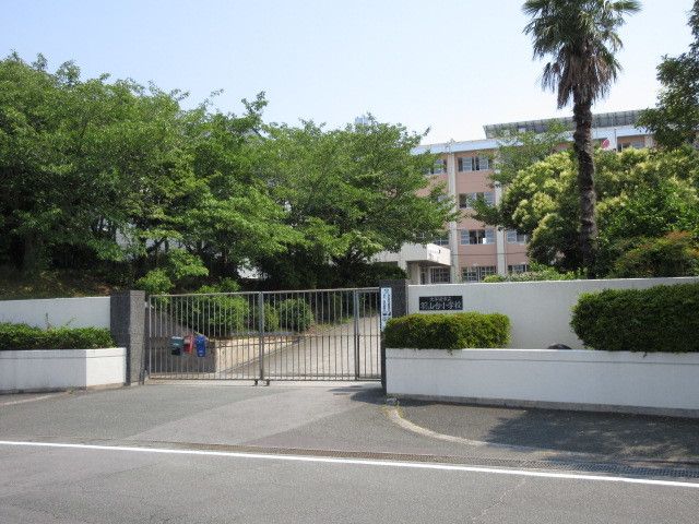 近くの羽山台小学校まで880m(徒歩11分)