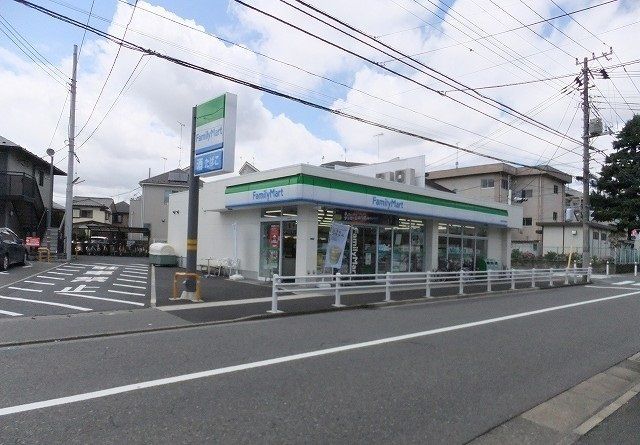 近くのファミリーマートまで180m(徒歩3分)