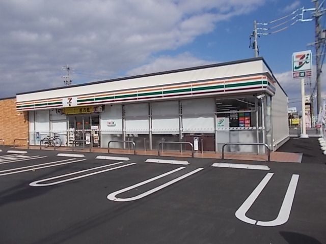 近くのセブンイレブン岐阜北鶉5丁目店まで240m（徒歩3分）