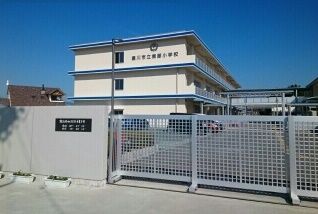 近くの豊川市立東部小学校まで910m（徒歩12分）