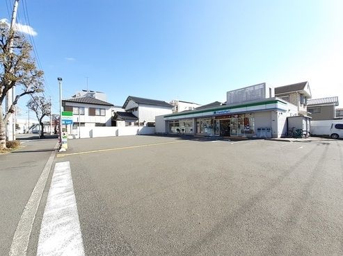 近くのファミリーマート 高知伊勢崎町まで550m（徒歩7分）