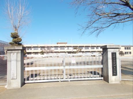 近くのおおつ東小学校まで600m（徒歩8分）