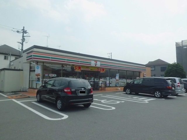 近くのコンビニまで880m（徒歩11分）