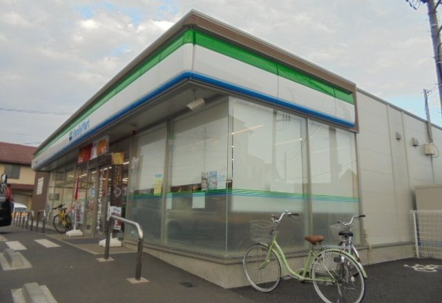 近くのファミリーマート東町店まで100m（徒歩2分）