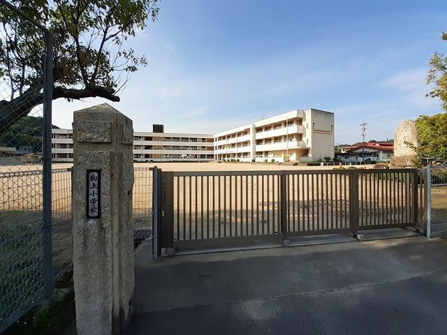 近くの小学校まで270m（徒歩4分）