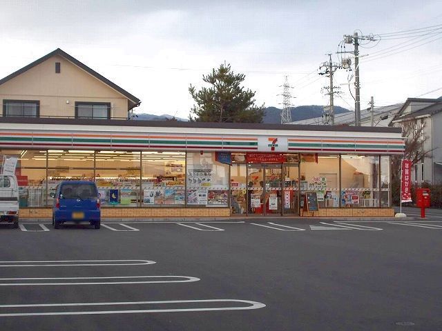 近くのコンビニまで700m（徒歩9分）