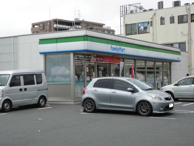 近くのファミリーマートまで400m（徒歩5分）