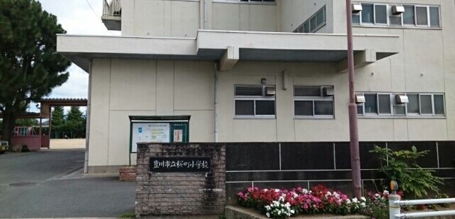 近くの桜町小学校まで450m(徒歩6分)