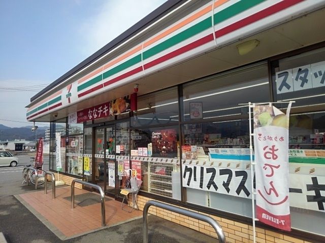 近くのセブンイレブン日田庄手店まで500m（徒歩7分）