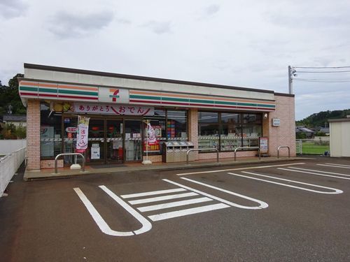 近くのセブンイレブン三十八社店まで1,400m（徒歩18分）
