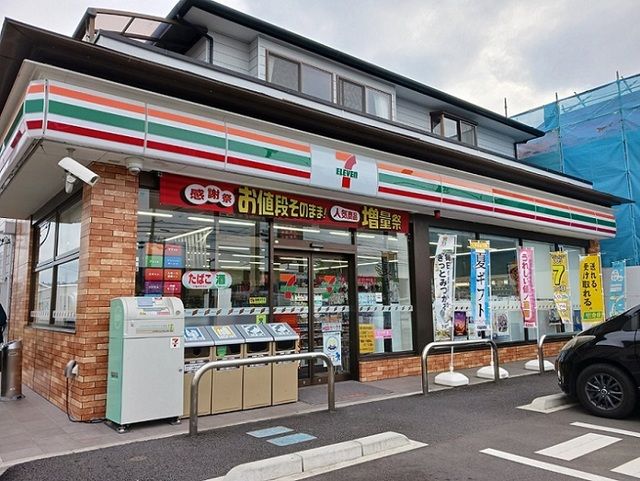 近くのセブンイレブン川平５丁目店まで950m（徒歩12分）