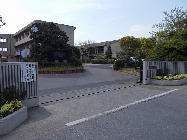 近くの市原市立若葉中学校まで650m(徒歩9分)