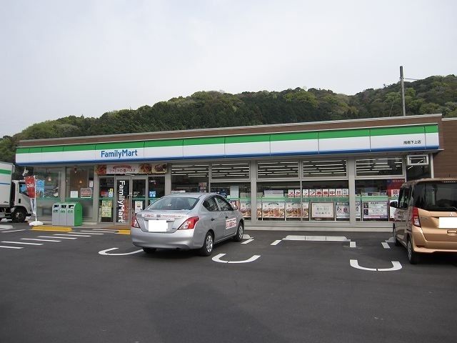 近くのファミリーマート周南下上店まで1,200m（徒歩15分）