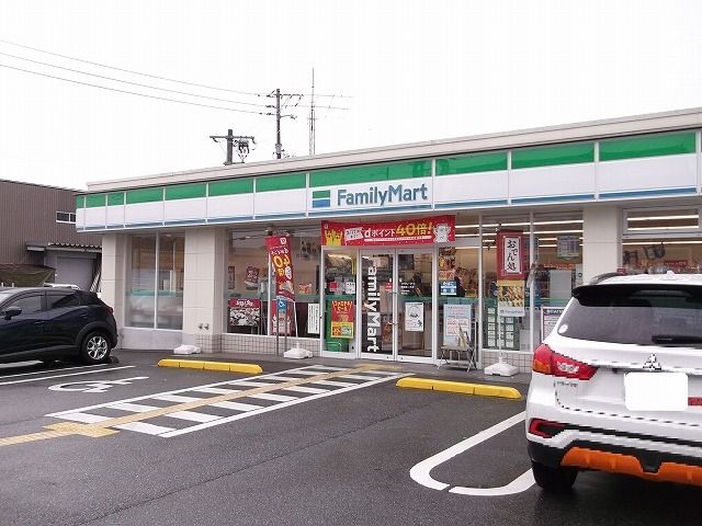 近くのファミリーマート鳥取緑ヶ丘店まで500m（徒歩7分）
