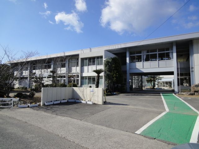 近くの鳴門中学校まで900m(徒歩12分)