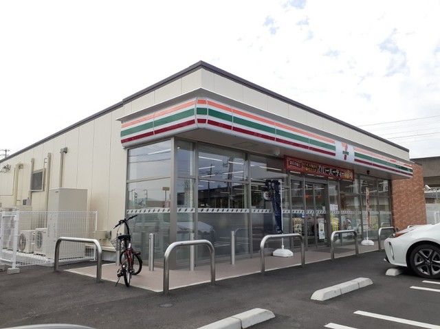 近くのコンビニまで800m（徒歩10分）