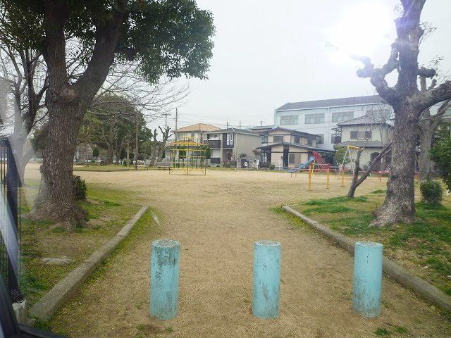 近くの公園まで450m（徒歩6分）