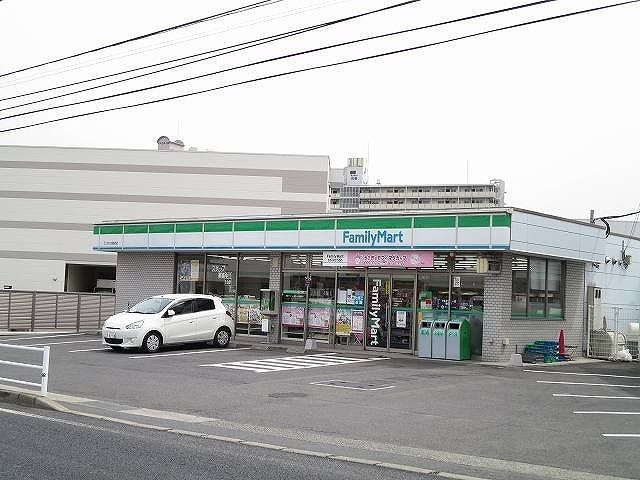 近くのファミリーマートまで110m(徒歩2分)