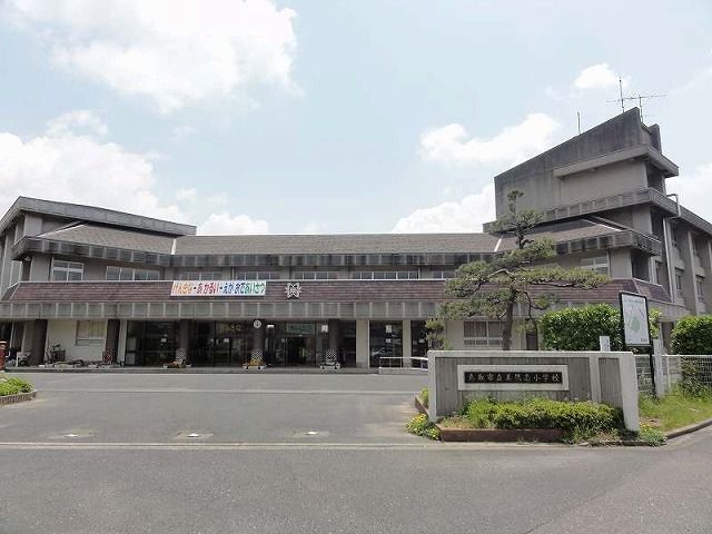 近くの美保南小学校まで1,100m(徒歩14分)