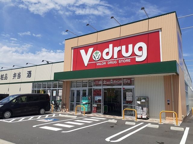 近くのＶ・drug東鶉店まで450m（徒歩6分）