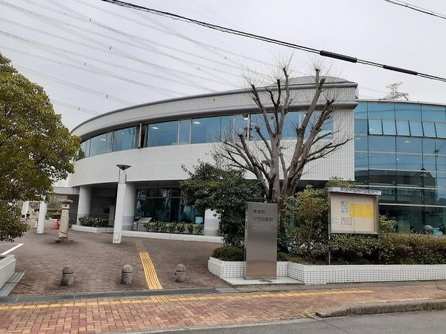 近くの図書館まで1,410m（徒歩18分）