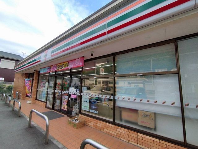 近くのセブンイレブンまで850m（徒歩11分）