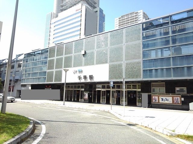 近くのJR千早駅まで1,280m（徒歩16分）