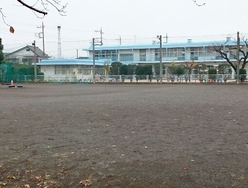 近くの市立岩鼻保育所まで600m(徒歩8分)