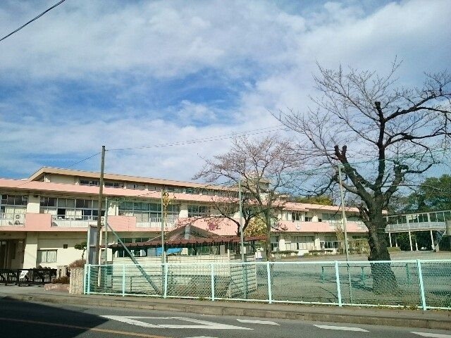 近くの市立岩鼻小学校まで750m(徒歩10分)