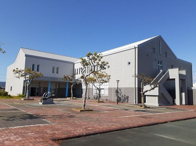 近くの湖西市立中央図書館まで450m(徒歩6分)