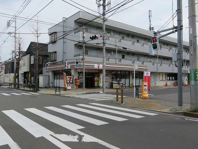 近くのコンビニまで600m（徒歩8分）